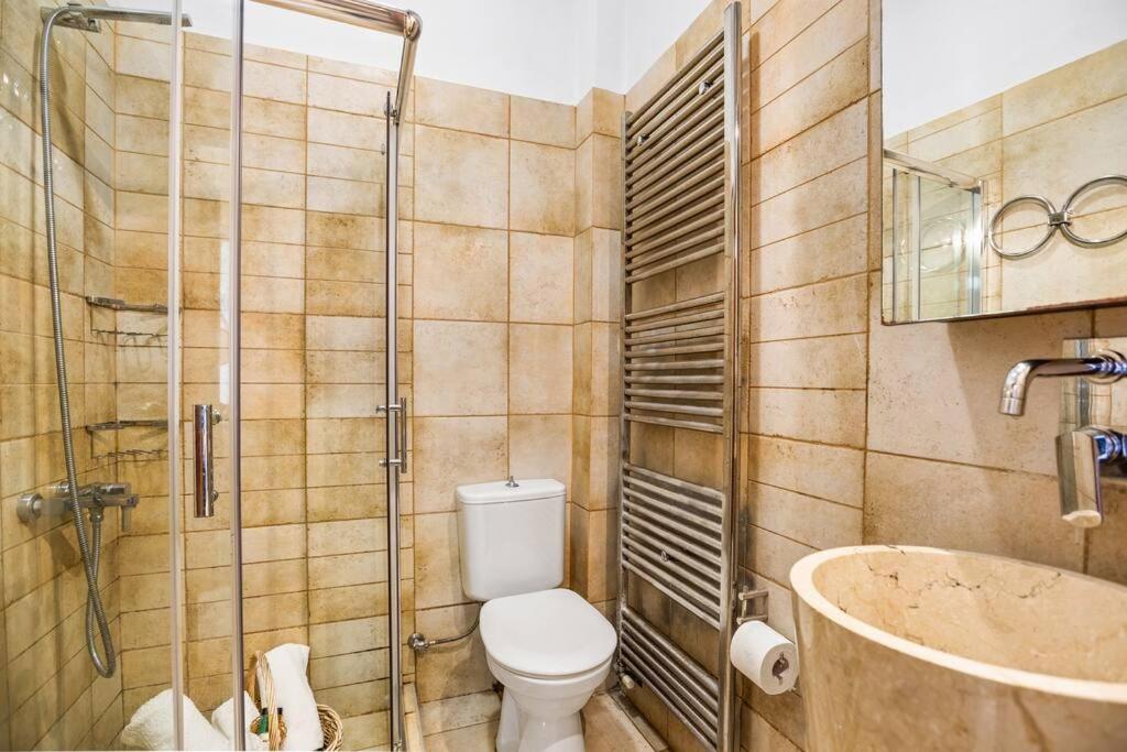 A bathroom at Private apartment in Kalamaki, Chania