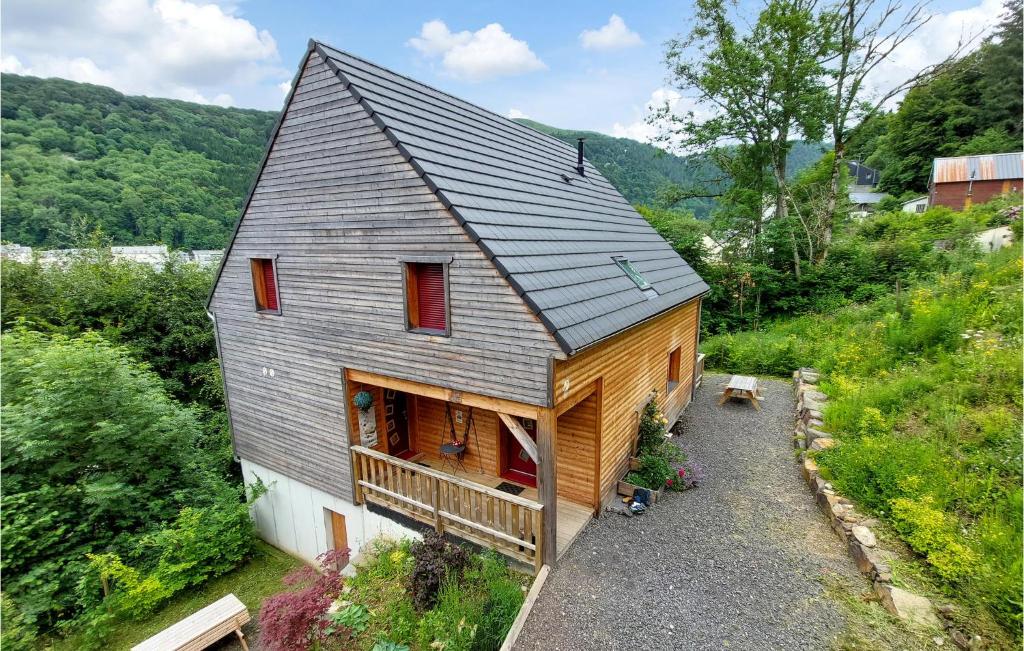 een klein huis met een gambrel dak op een heuvel bij Nice Home In Mont-dore With Wifi in Le Mont-Dore