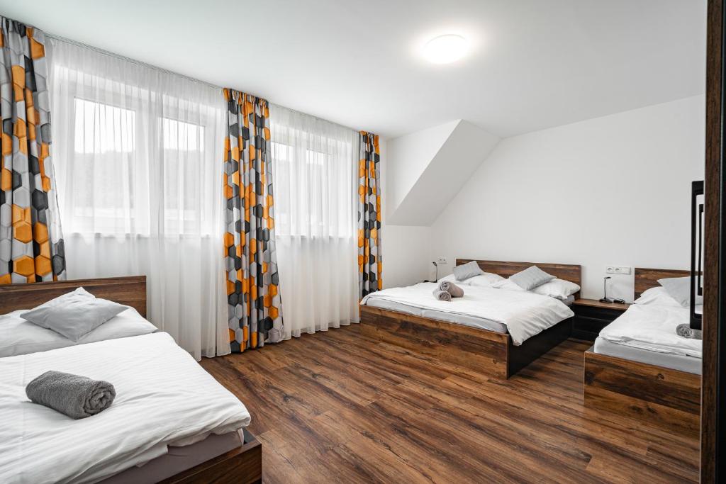 Postel nebo postele na pokoji v ubytování J-H APARTMÁNY HORSKÝ RESORT BUKOVÁ HORA - 100 m od LANOVKY