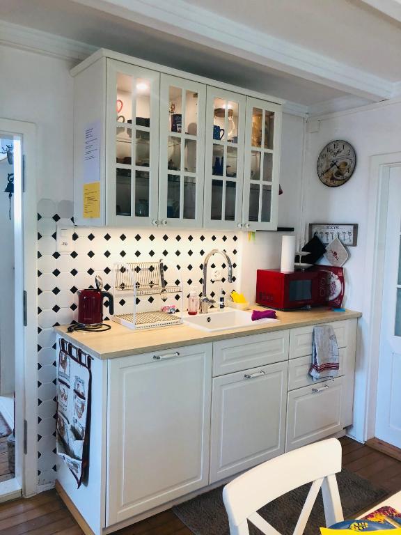 Kuchyň nebo kuchyňský kout v ubytování Villa Kunterbunt