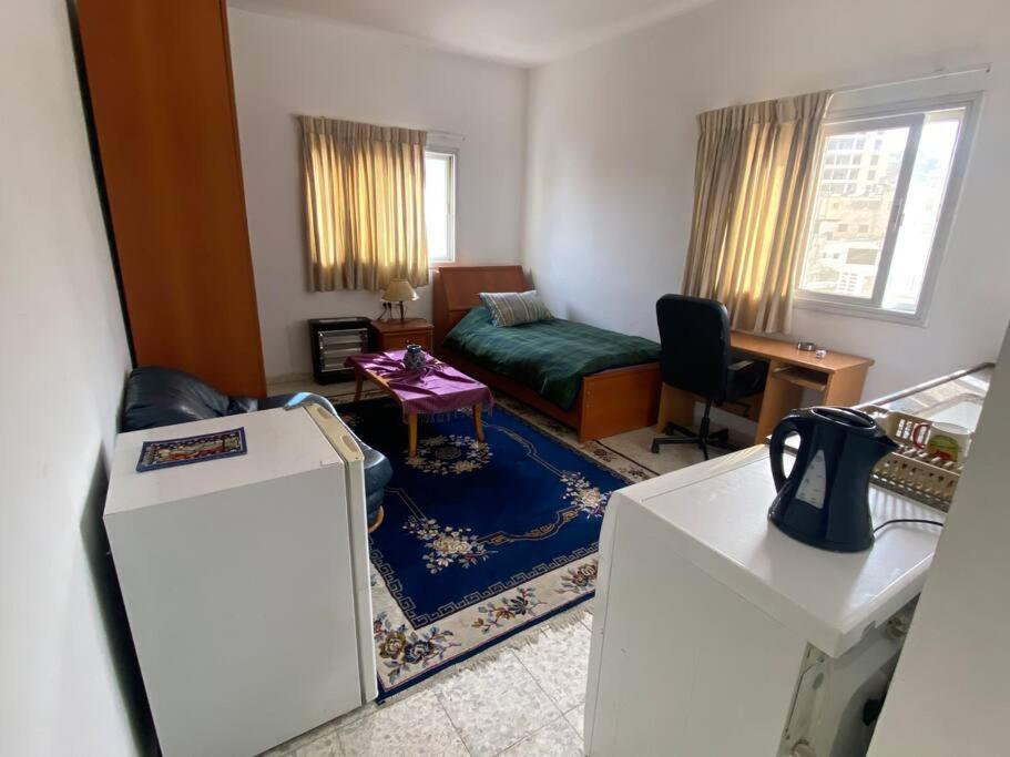 Bayt JālāにあるPrivate 1 bedroom studio in Beit Jala Bethlehemのリビングルーム(ソファ、テーブル付)