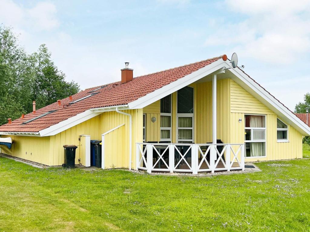 オッテルンドルフにあるFour-Bedroom Holiday home in Otterndorf 13の赤屋根の黄色い家