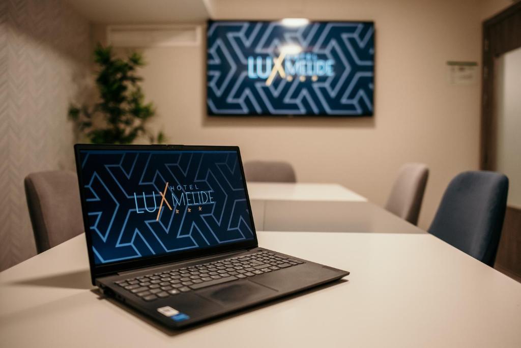 Телевизор и/или развлекательный центр в Hotel Lux Melide