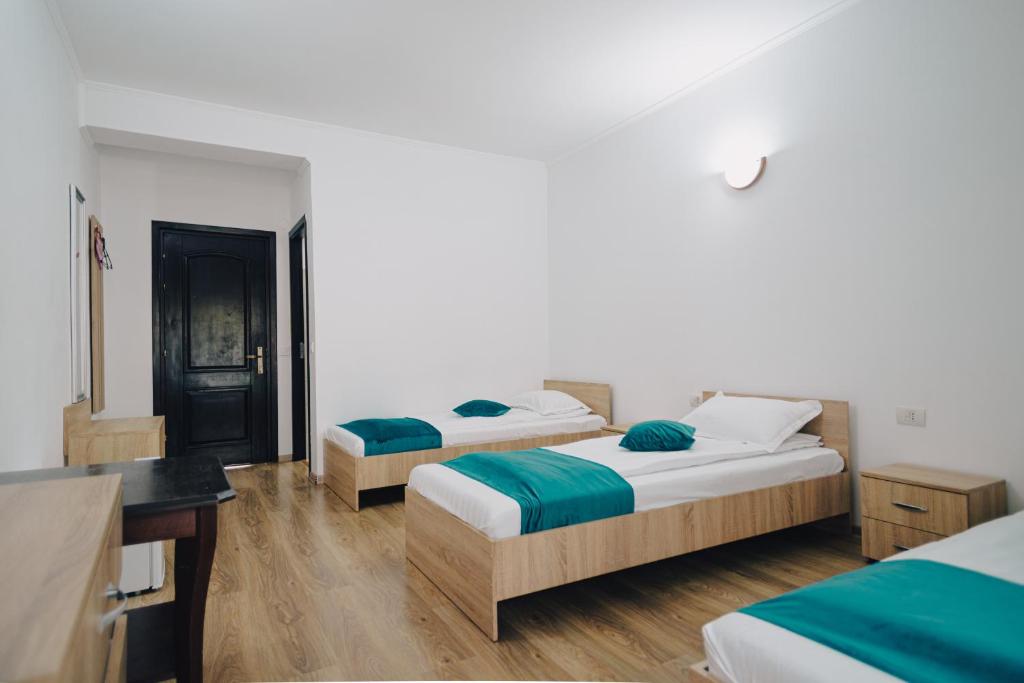 2 camas en una habitación con suelo de madera en Chalet 173 en Gura Humorului