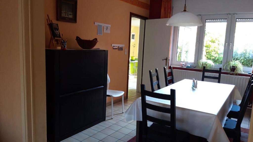 cocina y comedor con mesa blanca y sillas en Feel at home in Leuven, en Lovaina