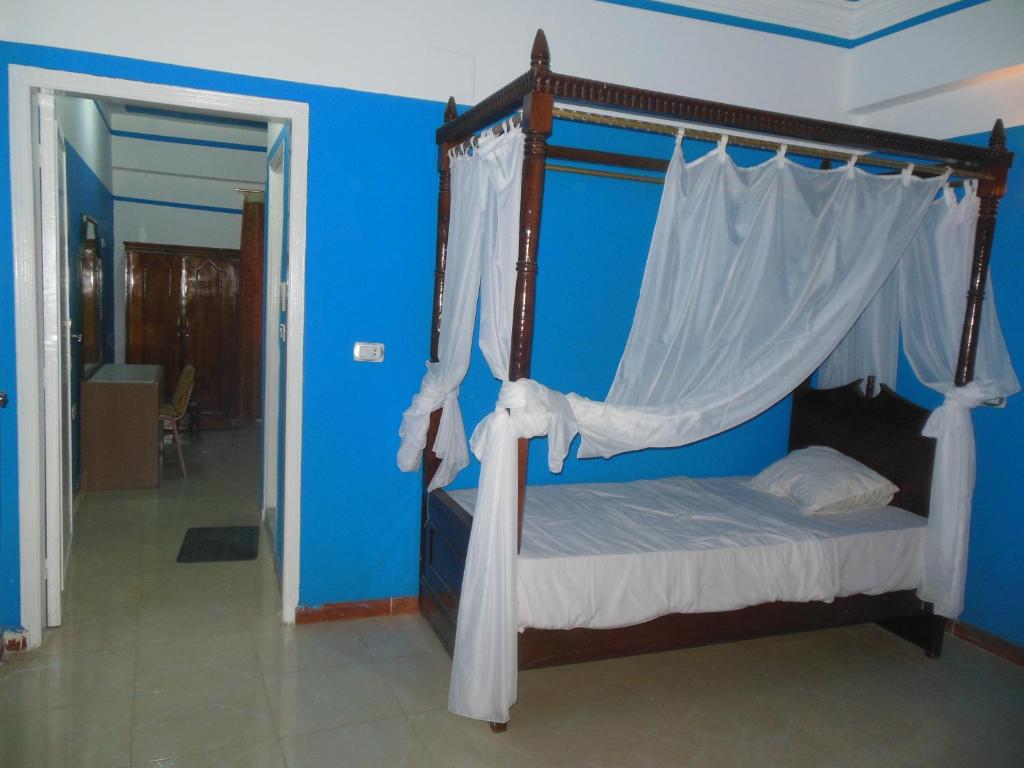Postel nebo postele na pokoji v ubytování Cleopatra Hotel Luxor