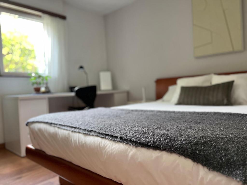 Postel nebo postele na pokoji v ubytování The Comfy Apartment