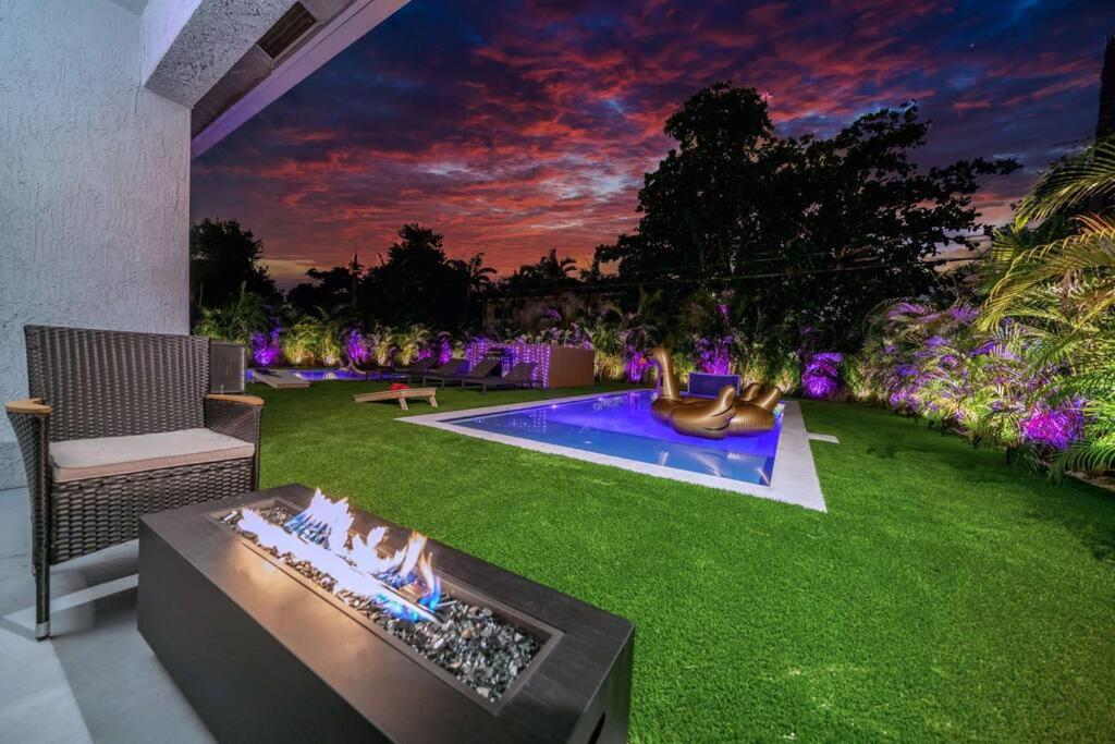 フォート・ローダーデールにあるLuxury Duplex in Heart of Fort Lauderdale Near The Beachの芝居の火鉢裏庭