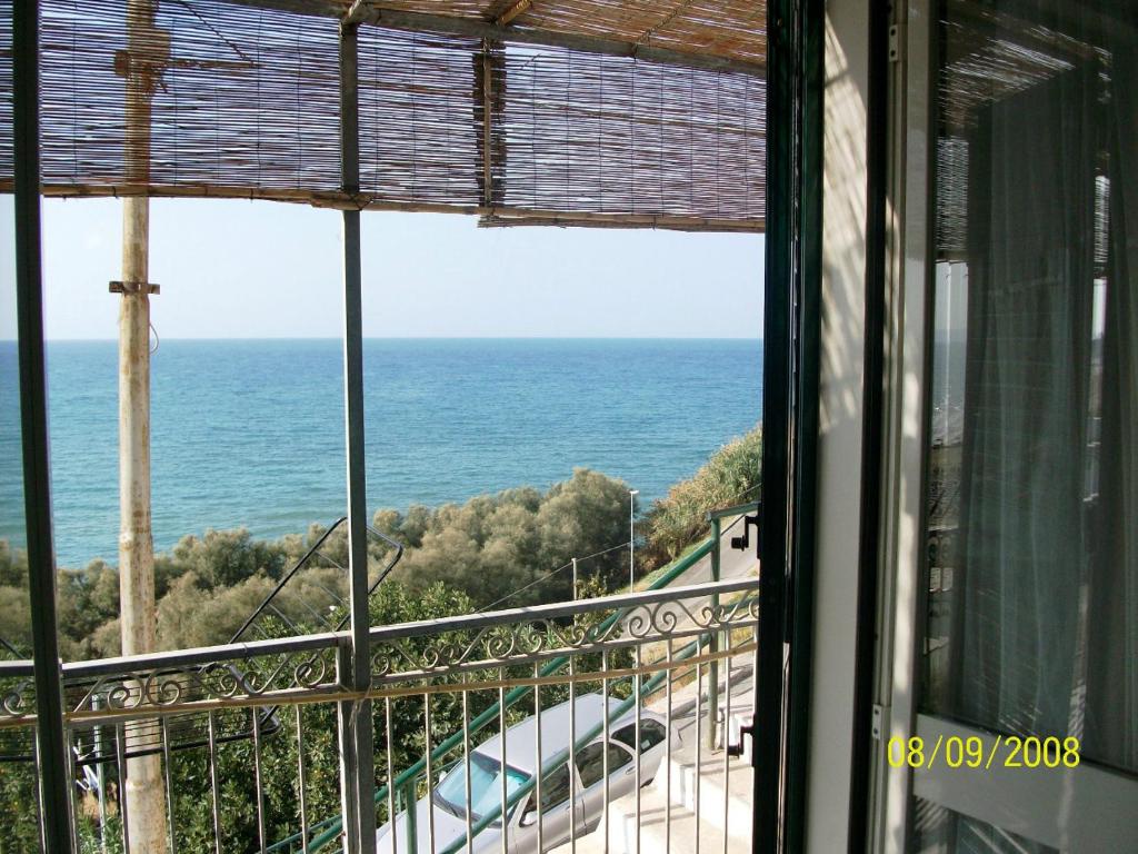 una ventana con vistas al océano en Vacanze Rodiane, en Rodi Garganico