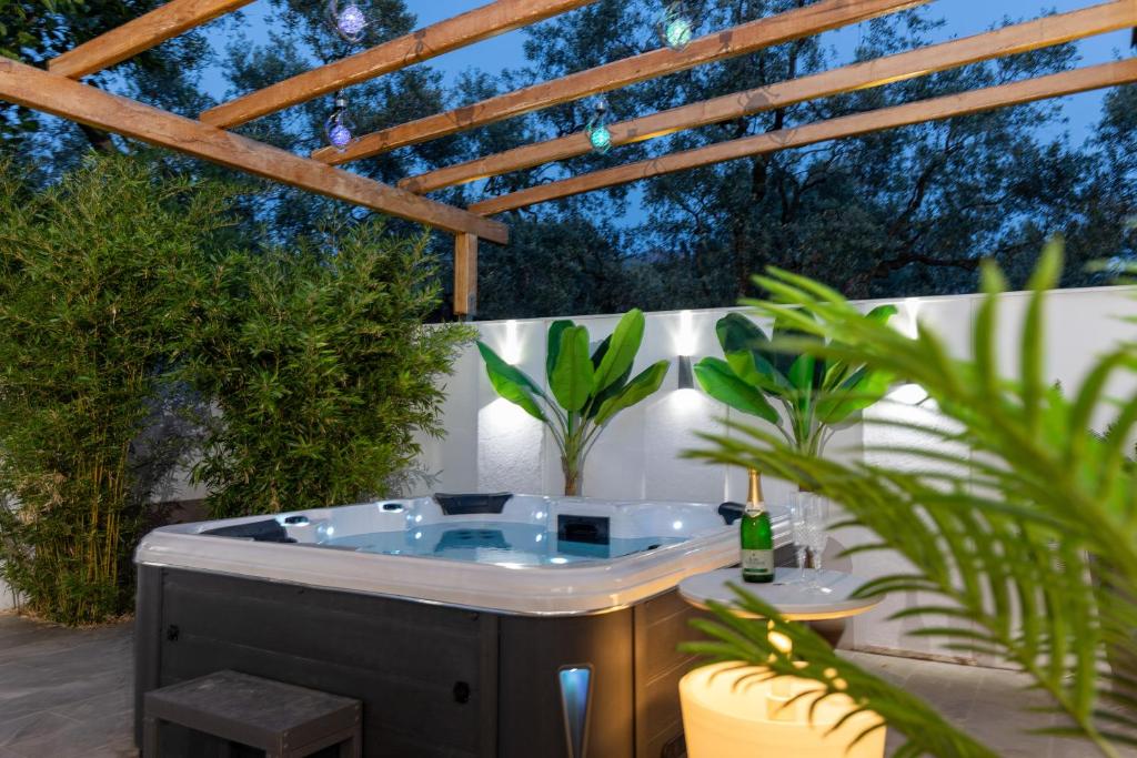 Fotografie z fotogalerie ubytování Jacuzzi deluxe villa v destinaci Skala Sotiros