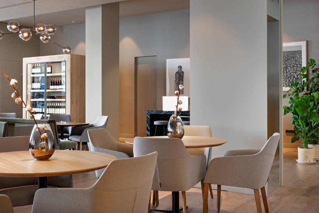 Posezení v ubytování AC Hotel Aitana by Marriott
