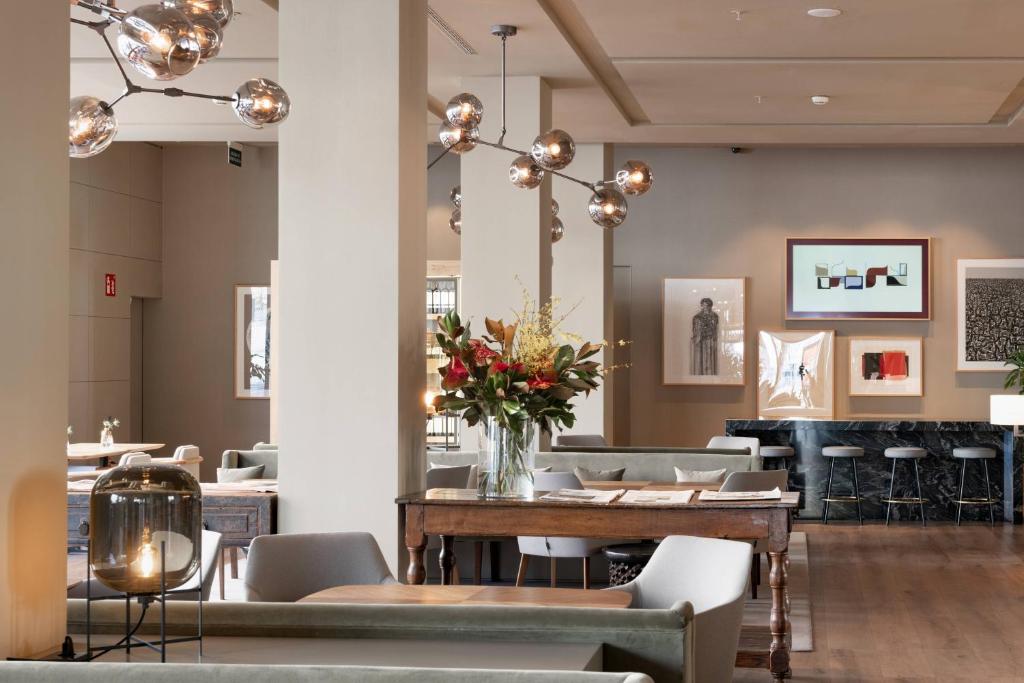 Posezení v ubytování AC Hotel Aitana by Marriott
