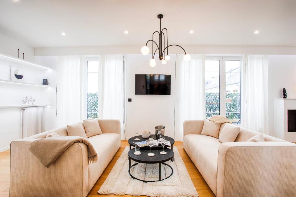 un salon avec deux canapés et une table dans l'établissement Le Kennedy - Sublime 3 bedrooms Duplex in Trouville, à Trouville-sur-Mer