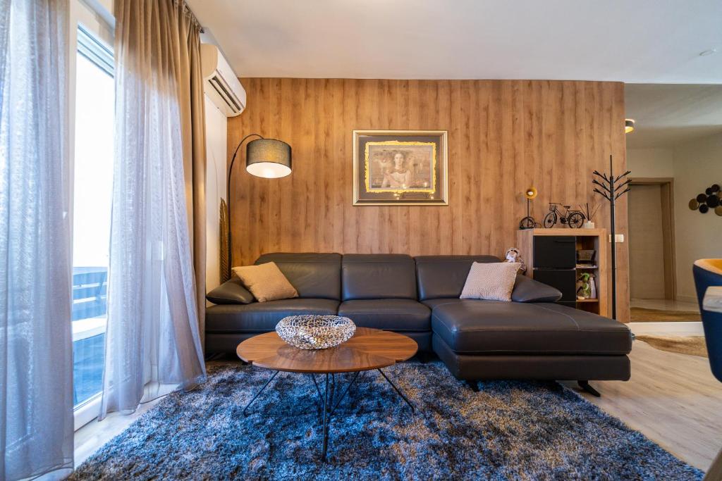 sala de estar con sofá y mesa en Apartment Daria, en Vinjerac
