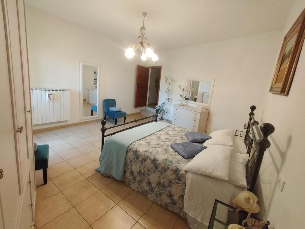 1 dormitorio con 1 cama y 1 silla en Gabri's Home, en Spello