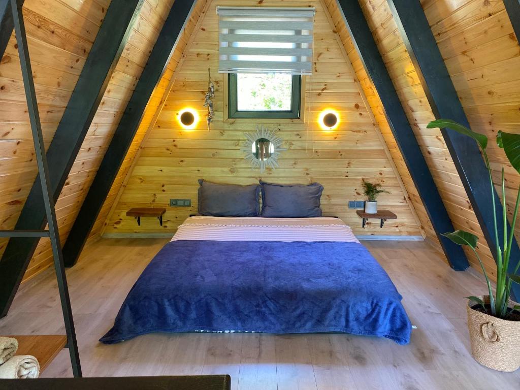 a bedroom in a tree house at Sardunya Bungalov in Sapanca