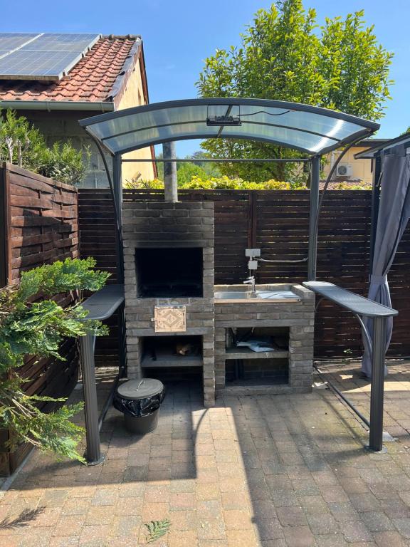 Patio nebo venkovní prostory v ubytování Spacieux chalet à Aywaille