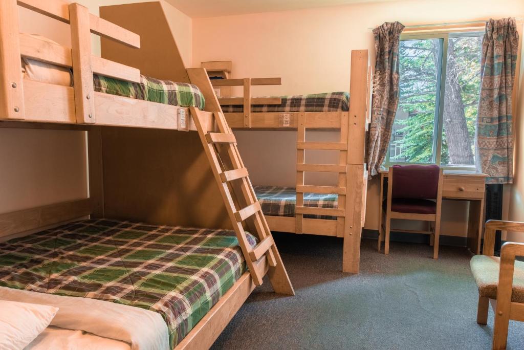 Una cama o camas en una habitación de HI Banff Alpine Centre - Hostel