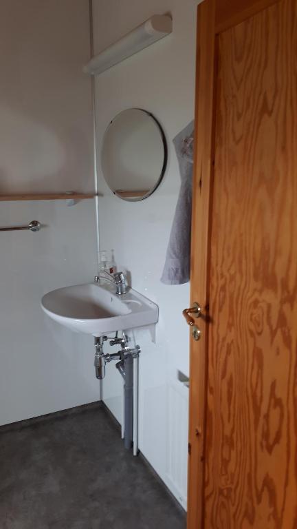 Koupelna v ubytování Skjaldvararfoss sumarhús