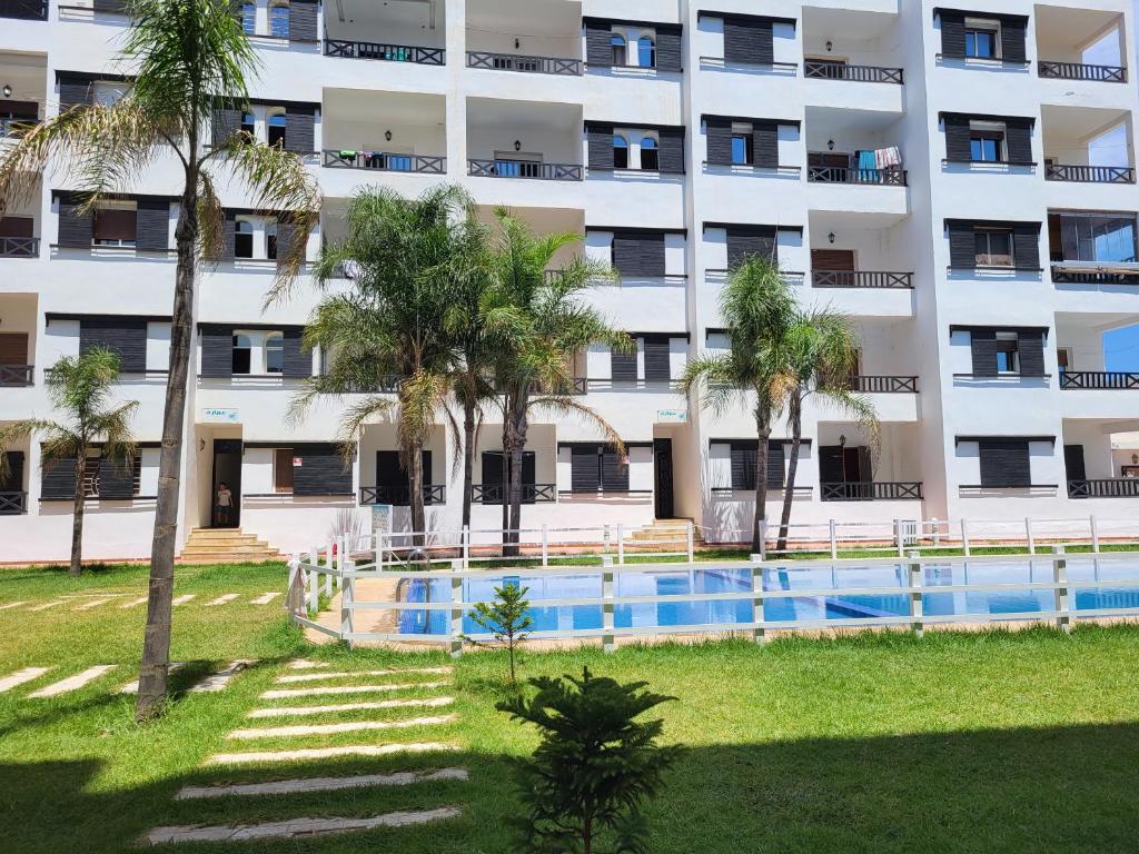 Appartement lumineux balcon vue sur piscine