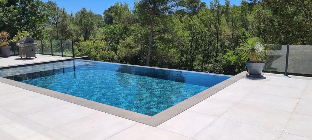 Bazén v ubytování Petit paradis sur golf nebo v jeho okolí