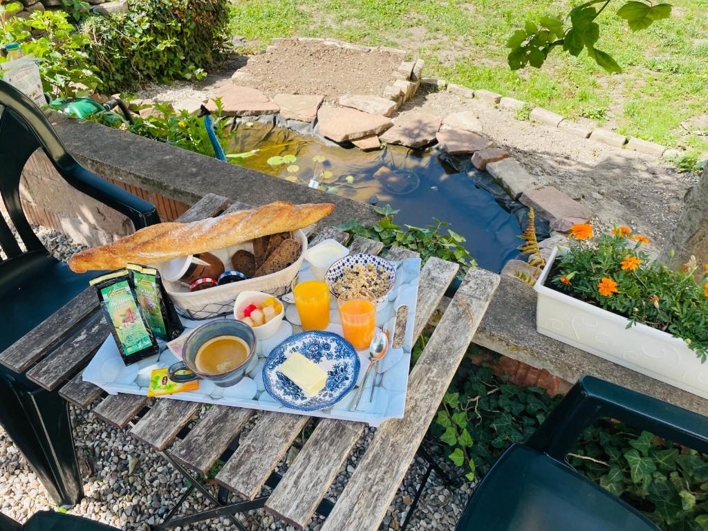 einen Picknicktisch mit einem Tablett mit Speisen und Getränken in der Unterkunft SousmonToi in Illkirch-Graffenstaden