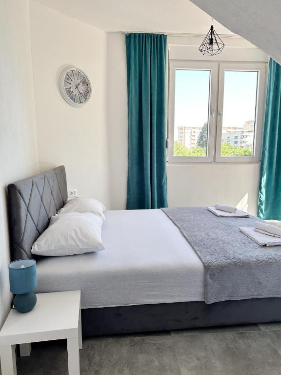 Posteľ alebo postele v izbe v ubytovaní Jasmin apartmani