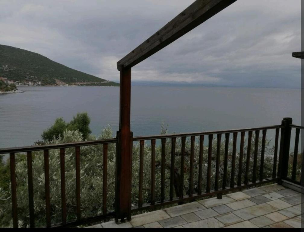 un balcón con vistas a un cuerpo de agua en Apartment by the Sea, Mylos Trikeri, en Ayía Kiriakí