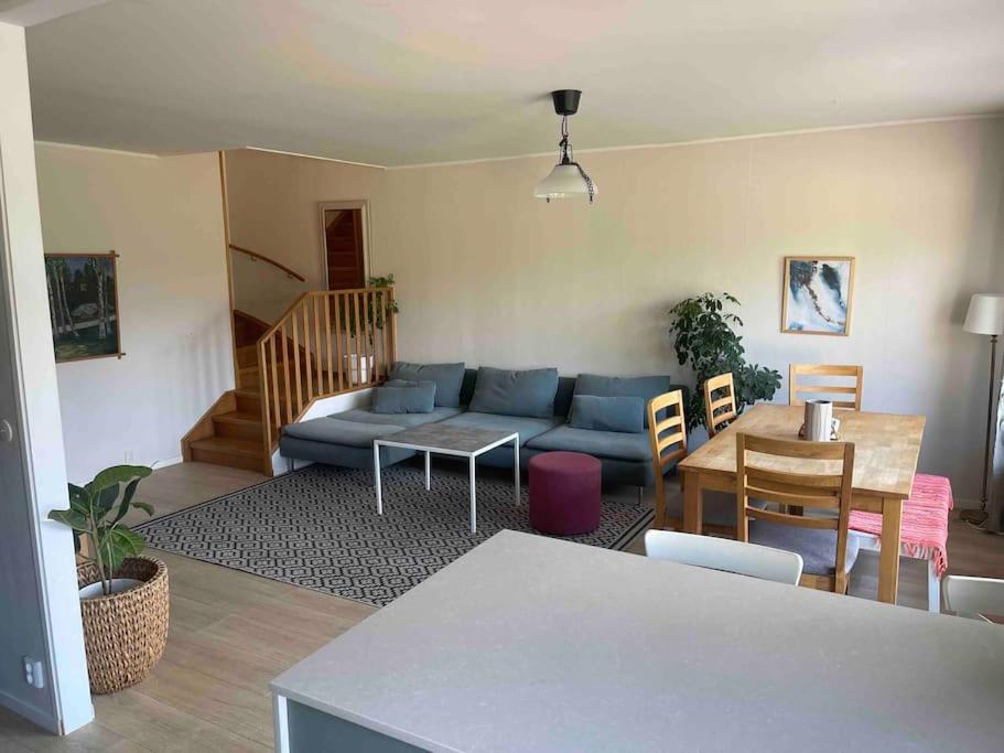 sala de estar con sofá azul y mesa en Spacious 4 bedroom with garden - Central location, en Gotemburgo
