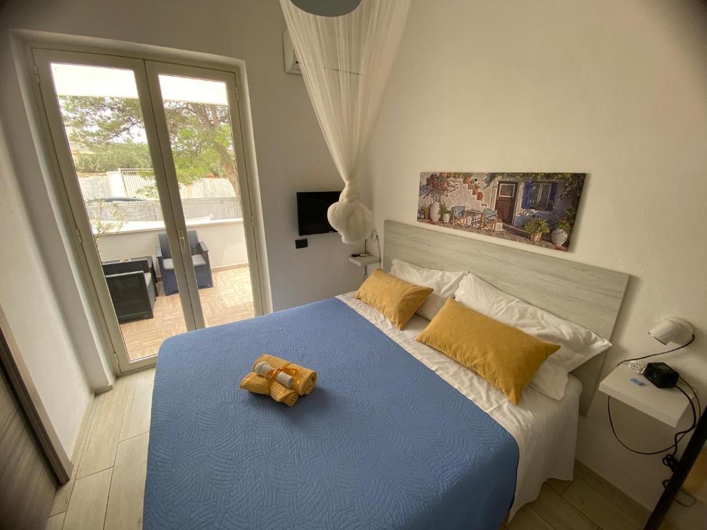 una camera da letto con un letto blu e due orsacchiotti sopra di Locazione Turistica Il Tucano a Agrigento