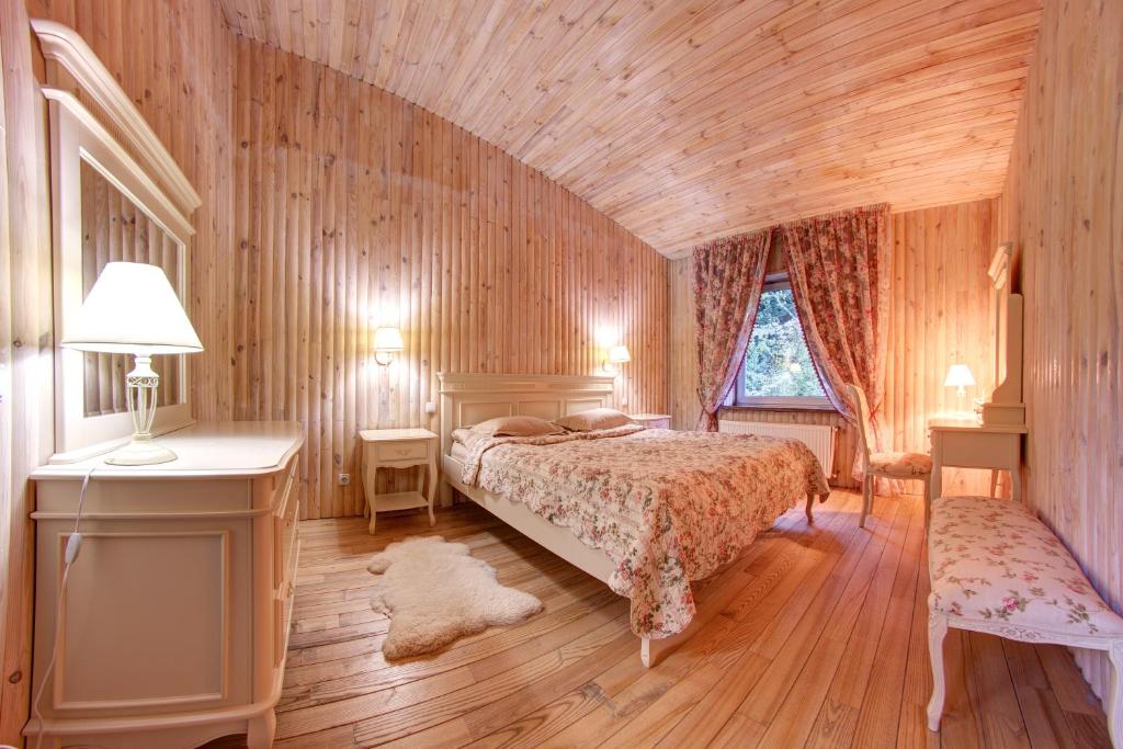 Postel nebo postele na pokoji v ubytování LAVANDA country club