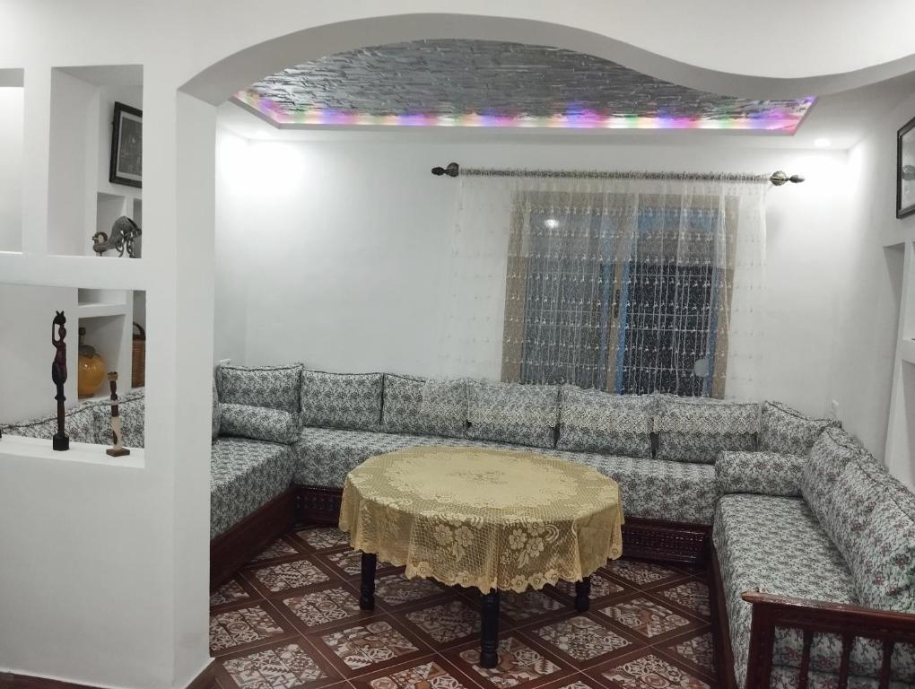 sala de estar con sofá y mesa en Bab mahrouk, en Chefchaouen