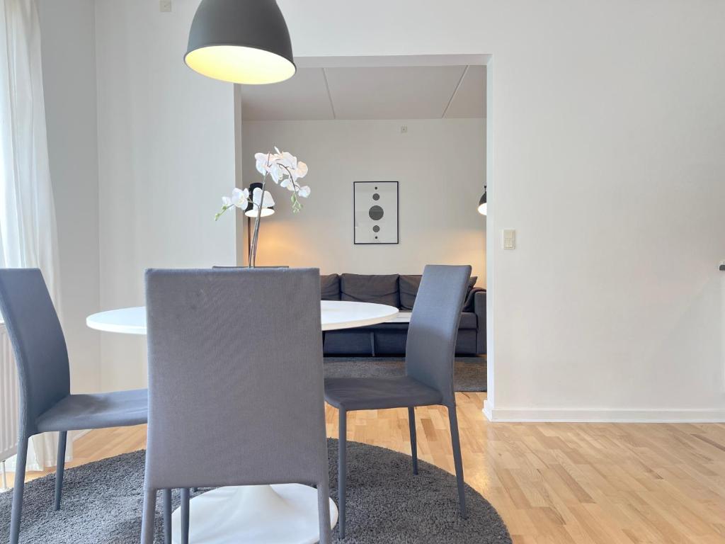 コペンハーゲンにあるCozy One Bedroom Apartment On Edvard Thomsens Vej,のダイニングルーム、リビングルーム(テーブル、椅子付)