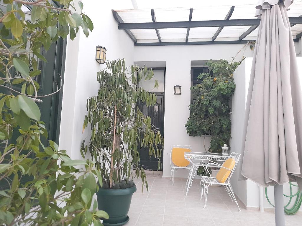 Keramoto的住宿－ZOE，庭院配有桌椅和植物