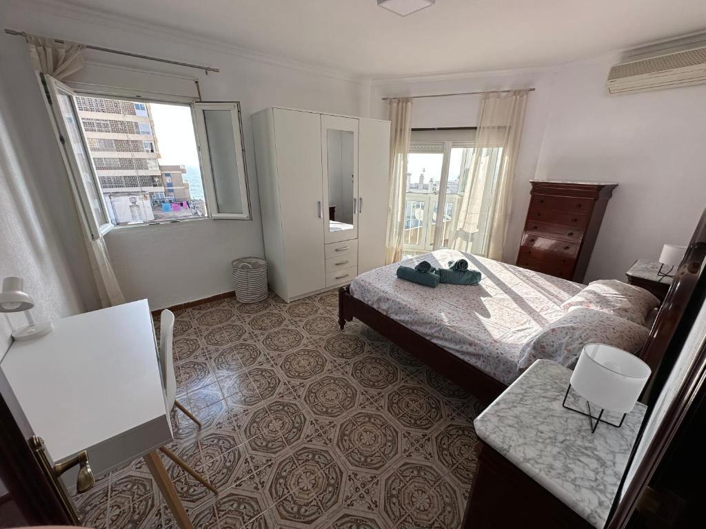 ein Hotelzimmer mit 2 Betten und einem Fenster in der Unterkunft Apartamento Vista-Beach in Cádiz