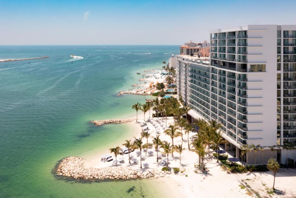 una vista aérea de un complejo y del océano en JW Marriott Clearwater Beach Resort & Spa en Clearwater Beach