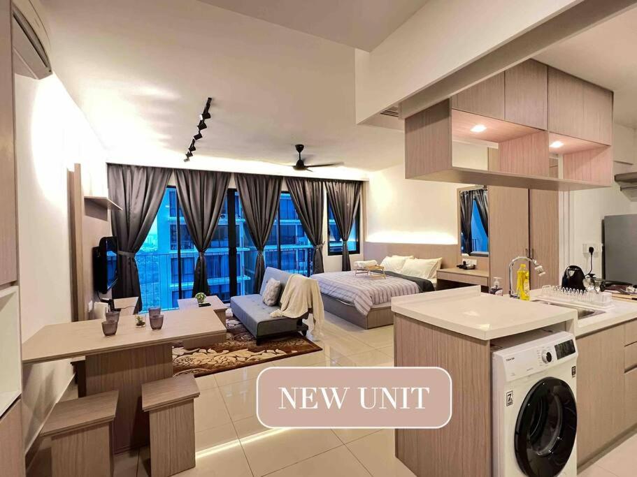 een keuken en een woonkamer met een nieuwe unit bij NEW Cozy Studio - Trefoil Setia Alam in Shah Alam