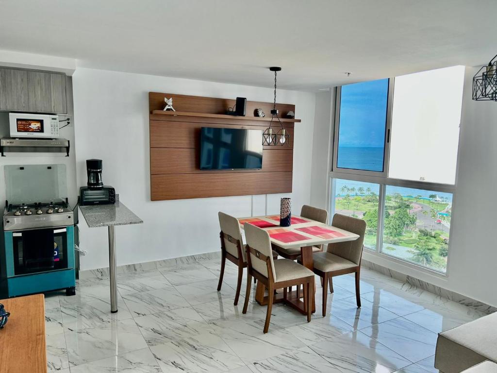 een keuken en eetkamer met een tafel en stoelen bij Moderno Apartamento en Avenida Balboa in Panama-Stad