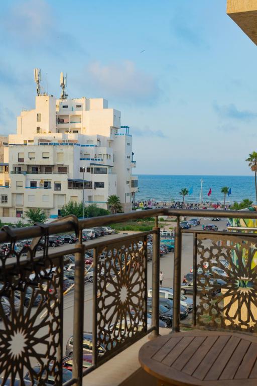 Un balcón con un edificio y un estacionamiento. en Enjoy Your Vacation Here, 1 min to The Beach, Only for families !!, en Martil