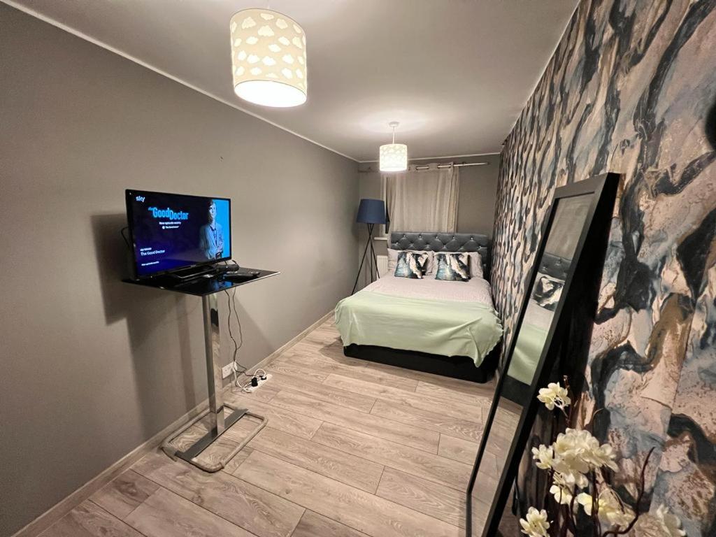 ロッキンガムにあるComfy double room in Corbyのベッドルーム1室(ベッド1台付)、テレビが備わります。