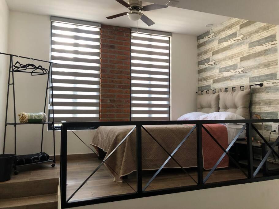 Llit o llits en una habitació de Hermoso Loft con patio y Vista al Santuario