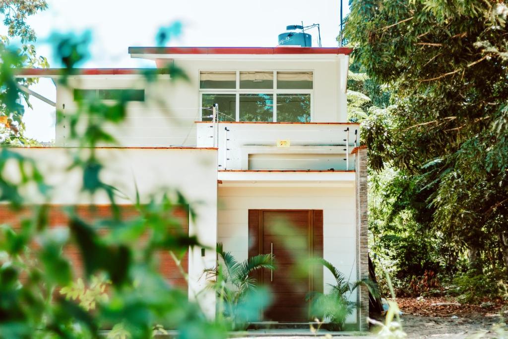 una casa con una ventana en un lado en Casa Vista verde, en Tarapoto