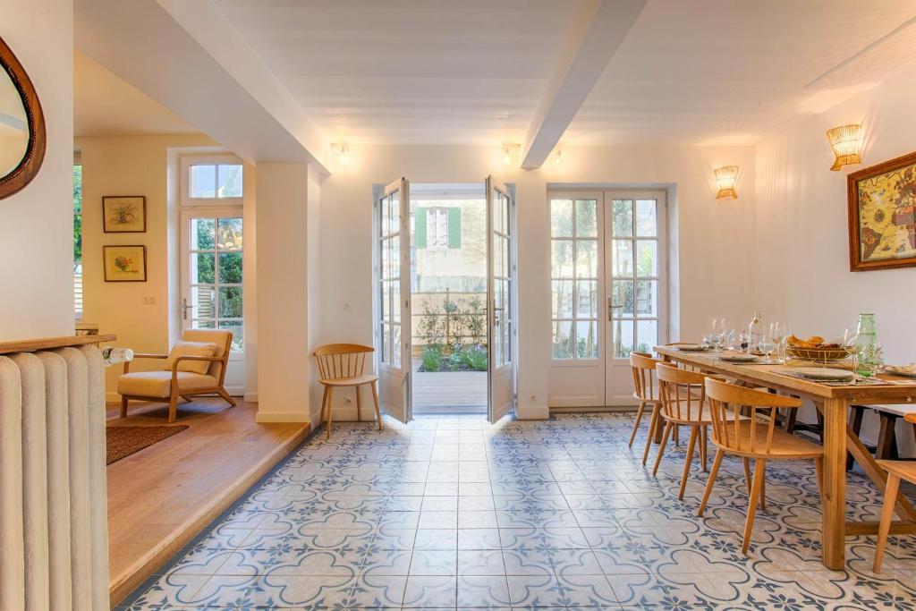 une salle à manger avec une longue table et des chaises dans l'établissement La Villa Ralph - Beach - Trouville, à Trouville-sur-Mer