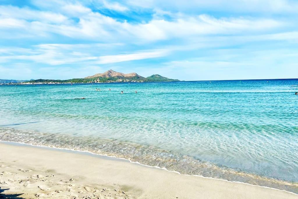 Elle offre une vue sur la plage et la montagne en arrière-plan. dans l'établissement Summer in ALCUDIA with Pool-A/C-WIFI-Netflix..., à Port d'Alcúdia