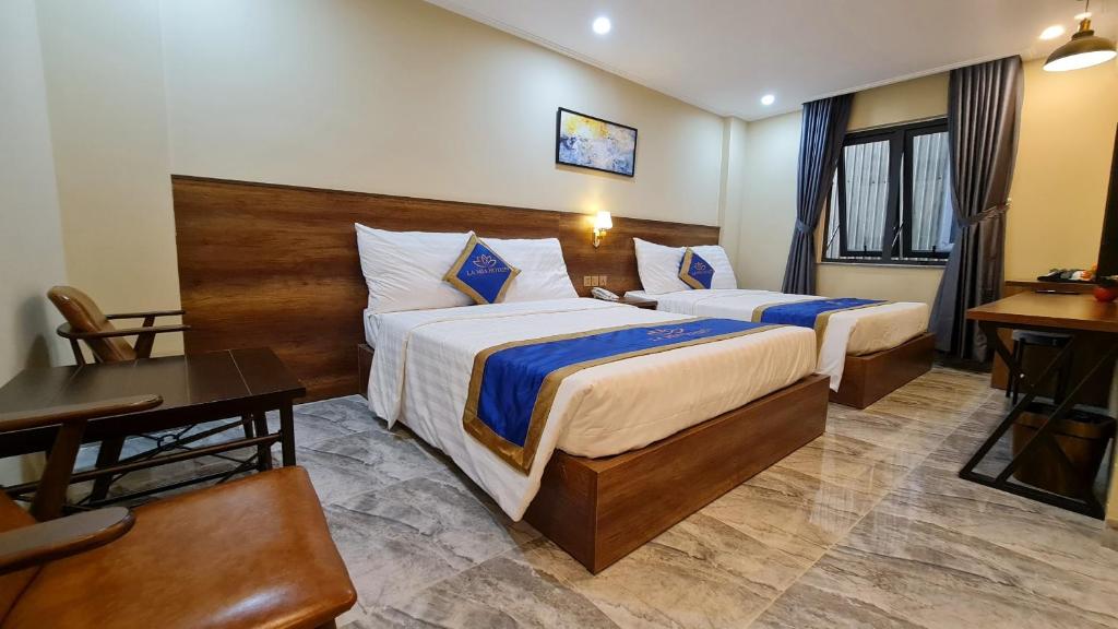 Postel nebo postele na pokoji v ubytování LA MIA Lakeview Hotel