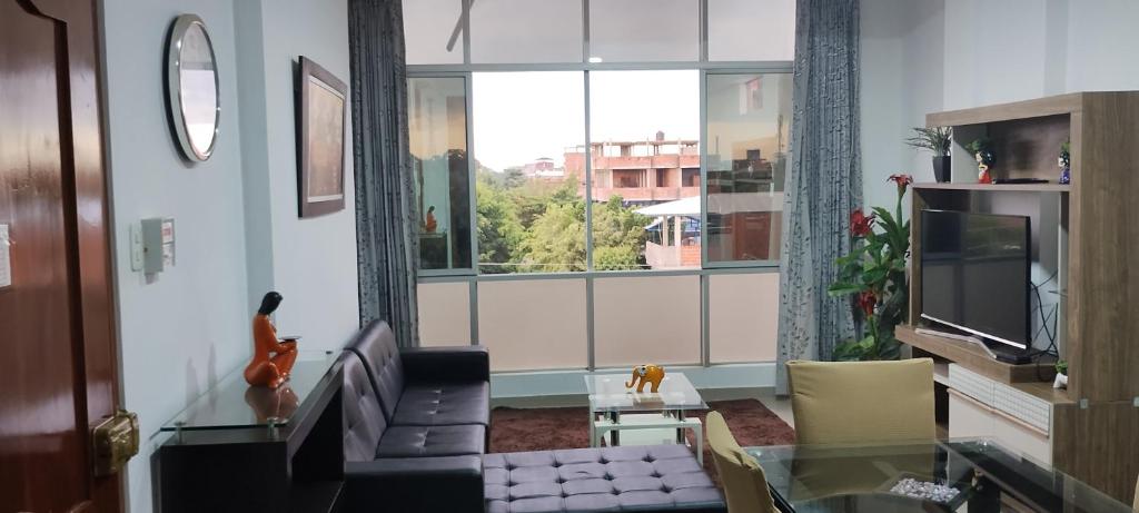 un soggiorno con divano e una grande finestra di Mini depa estreno 4 piso a Puerto Maldonado
