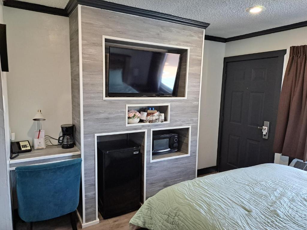 TV a/nebo společenská místnost v ubytování Dunes Motel - Bend