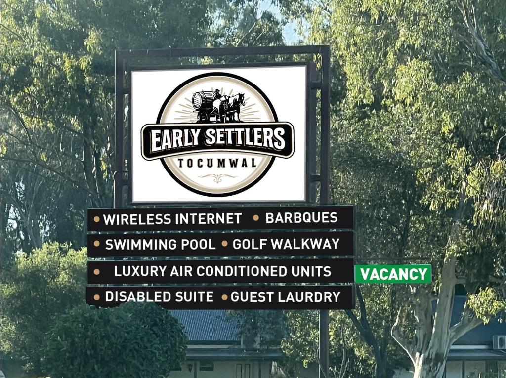 una señal para la entrada a un signo de emmy sellers en Tocumwal Early Settlers Motel, en Tocumwal