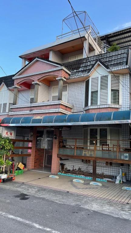 a building with lots of bird cages on the side of it at Feng Ge Yuan Homestay in Dongshan