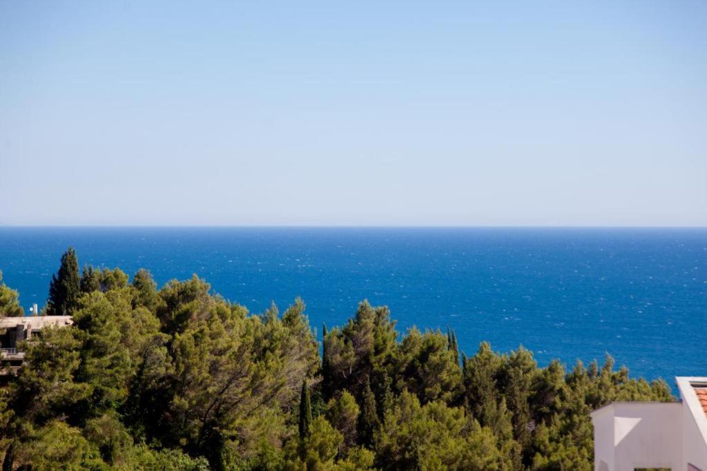 una vista sull'oceano da una casa di L&I Villa a Ulcinj